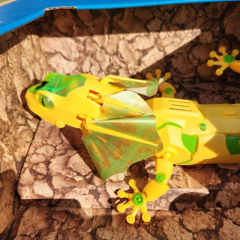 NEW Discovery Kids Robot RC Frilled Lizard Wireless Controller with Motion Activ